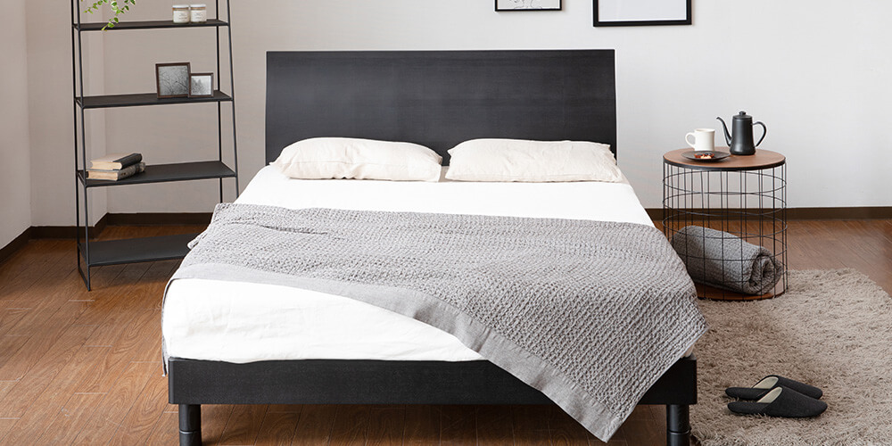 別のポーズでベッドの中でセックスをしているカップル。家族、愛を作る恋人。バレンタインデー、ロマンチックな、愛、ハネムーンデザイン要素、アイコン。ベクターイラストのイラスト素材・ベクターImage 85312729