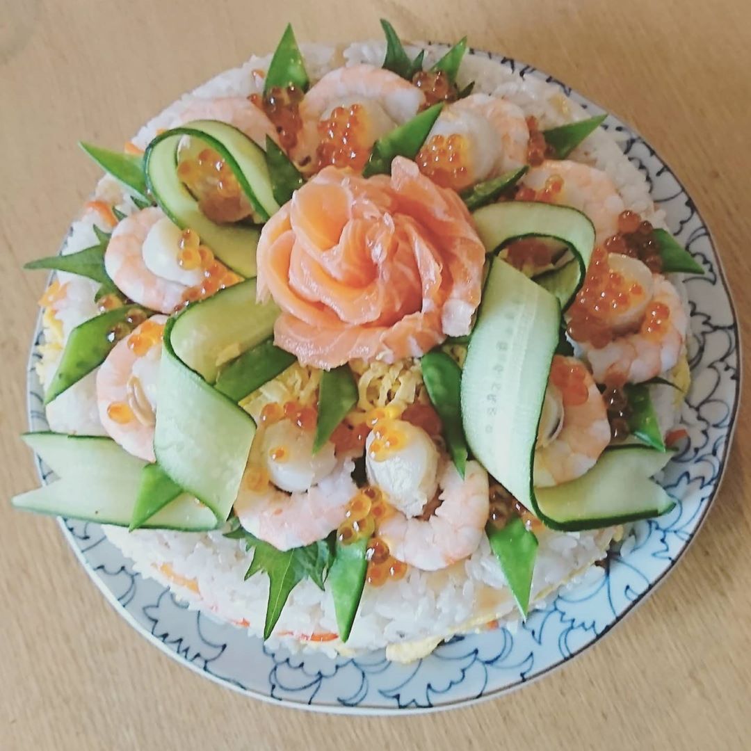 今日も1日おつかれさまでした😌🍵𓈒𓏸 今日は旦那さんの誕生日でした〜🎂✧* いつも本当にありがとう︎🫶🏻▫️ローストビーフ・オニオンソース ▫️エビフライ・和風タルタルソース ▫️マグロのカルパッチョ ▫️明太子パスタ ▫️カナッペ ▫️自家製サングリア