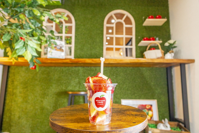 ❕トアロード店限定❕ ドットドーナツ✖️あら、りんご。 🍎青森りんごの生ドーナツ🍩 26日から販売しております✨ もちもちドーナツにたっぷりのクリームと りんごのジャムとコンポート 各日20個限定の特別なドーナツです！ 食べた方はコメントに 感想をお待ちしており