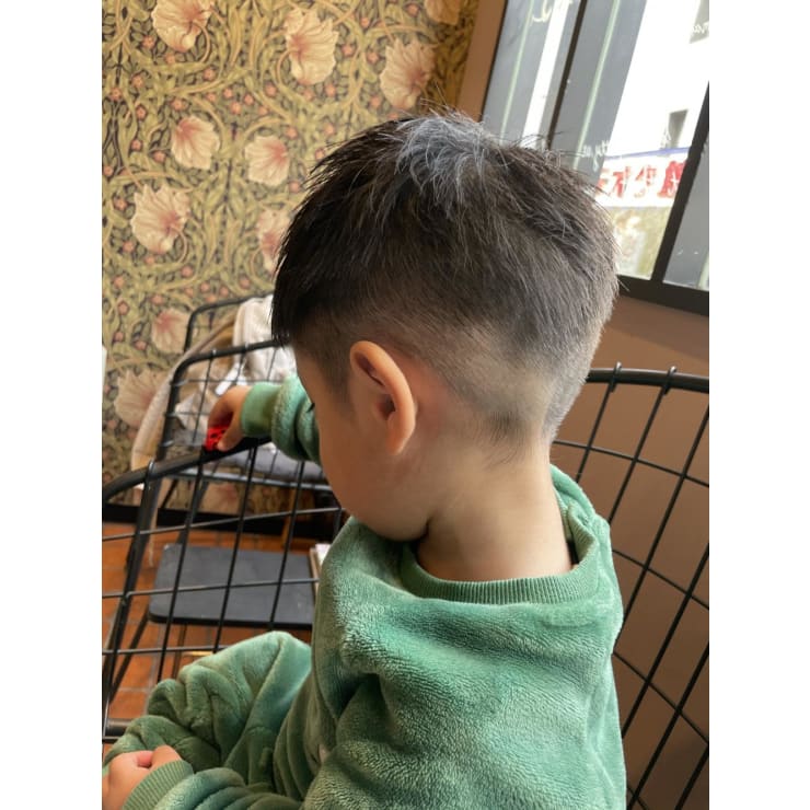こんにちは😊✨ ⁡ 兄弟でカットに来てくれたお友達✂️ ⁡ お兄ちゃんは、ソフトモヒカン𖤐𖤐 弟は、アシンメトリーでサイドにライン ⁡2人ともカッコよくカット🎶😍🎶 ⁡ 小学校６年生までカットできます❤︎︎❤︎︎❤︎︎ お子様のカットは、プロのスタイリストに お任せ