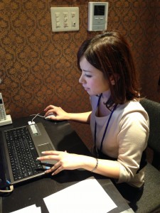 大人のバンザイ寝は危険!? 腕を上げて寝る心理とやめたい時の解決策コアラマットレス公式ブログ