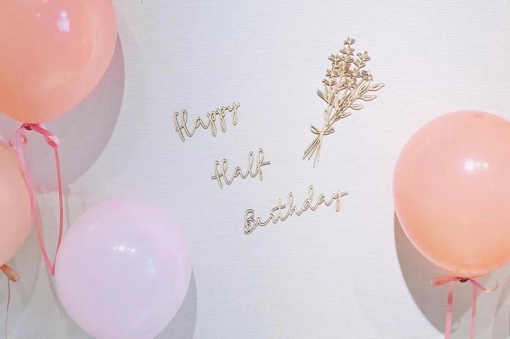 ６イラスト ハーフバースデー・中央揃え・青 ：イラスト無料