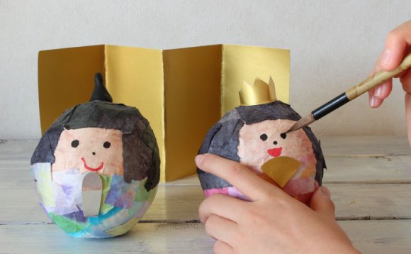 保育士さく on Instagram: “製作。おひなさま。2歳児。枠はカラー工作紙に金のラピー。着物はハサミで切った千代紙を貼って、パーツを糊で貼って、顔を書きました。桃の花に名前を書いています。行程がたくさんあったので、難しいかなーと思いましたが、想像以上の