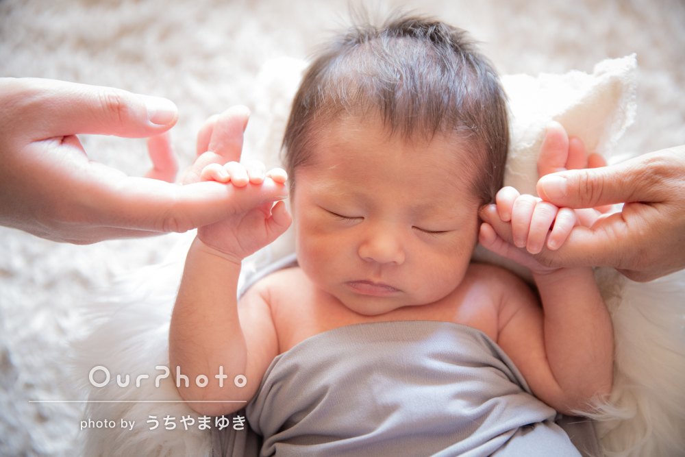 ママの指を握る新生児の写真・画像素材-Snapmart スナップマート