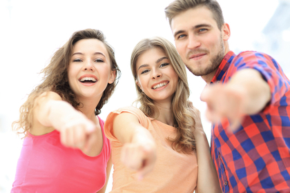 付き合っていない女性からハグされた！ その心理と脈ありサインの見極め方「マイナビウーマン」