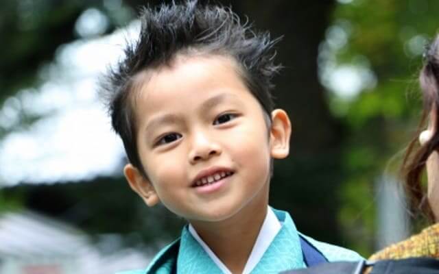 楽天市場全品対象☆最大3000円クーポン配布中☆10 21まで 七五三 着物 男の子 5歳 レンタル 羽織袴 袴セット フルセット グレー 紺アイボリー 縞 シンプル 着物レンタル 五歳 袴 子供着物 男児 モダン 創美苑 往復送料無料: 貸衣裳SOUBIEN