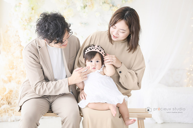 1歳の誕生日に家族写真の撮影がおすすめ！撮り方・衣装を解説 - ハピリィフォトスタジオ