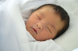 可愛い女の子の赤ちゃんのびっくり顔に癒される動画