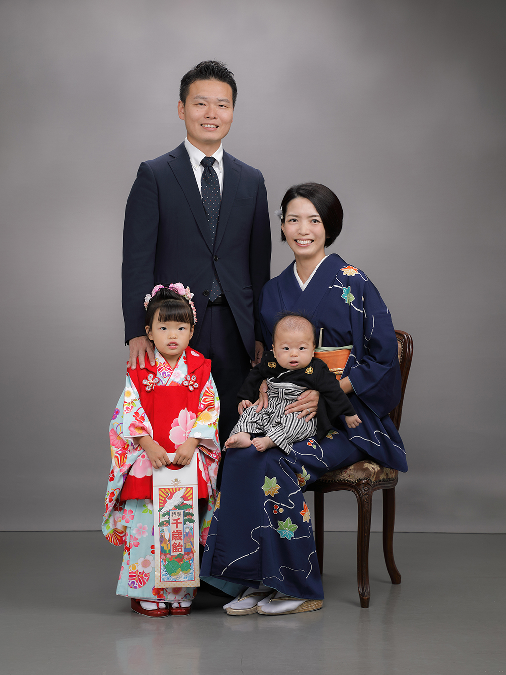 七五三でおしゃれな家族写真を撮ろう！おすすめポーズ30選を紹介 - 七五三,成人式,フォトウエディングの撮影なら阿部写真舘 茨城プレイアトレ土浦店へお任せ