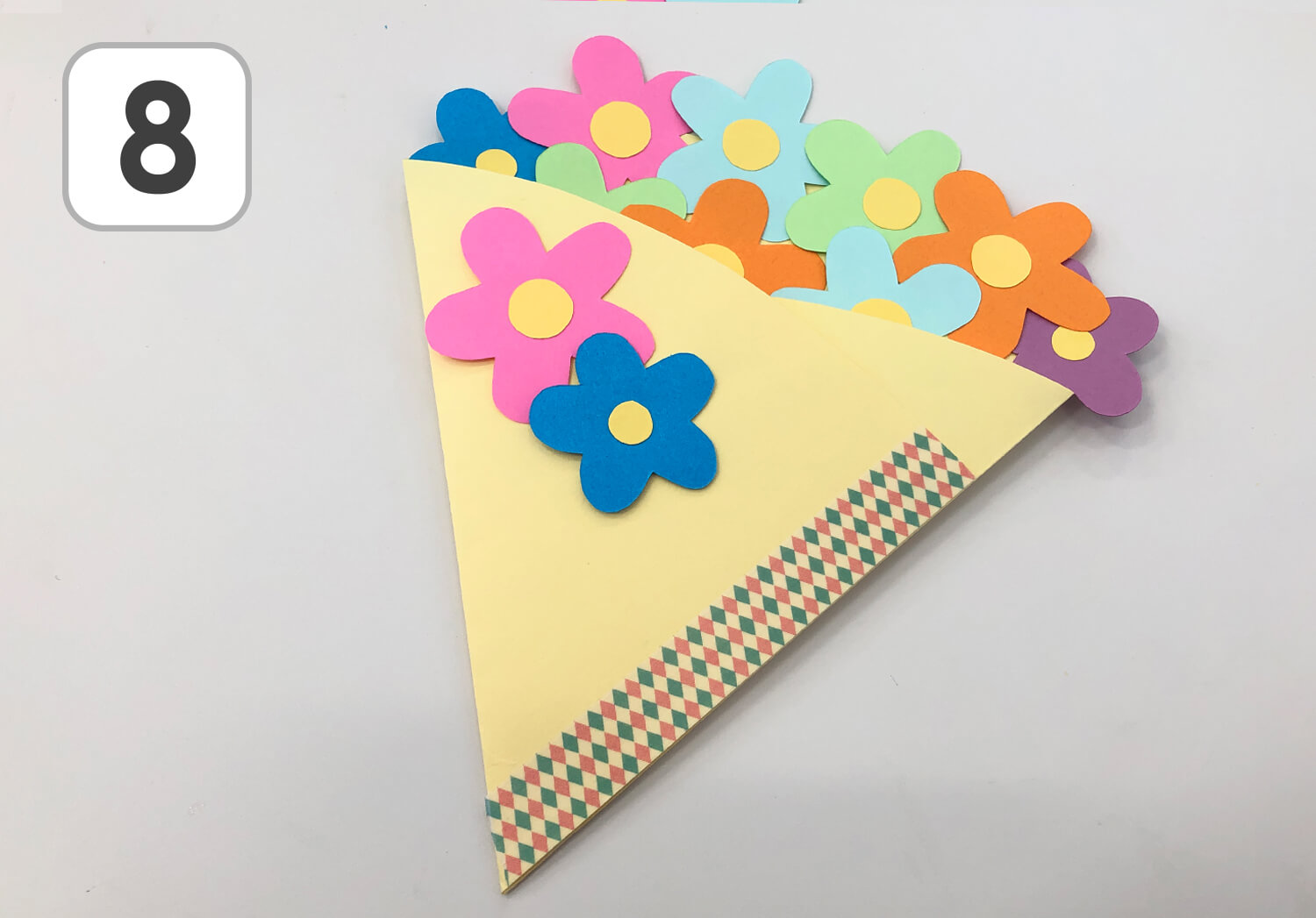 poccle_hoiku ありがとうを伝える💌簡単手作りカード ⁡ 3月は別れの季節🌸 ⁡ お世話になった先生や友だち、職場の方へ子どもと一緒に気持ちを伝えたいなと思い、簡単に作れるカードを考えてみたよ😊 ⁡ 基本は画用紙を切って折るだけ！ 装飾はお好みでどうぞ🎀 ⁡ シール