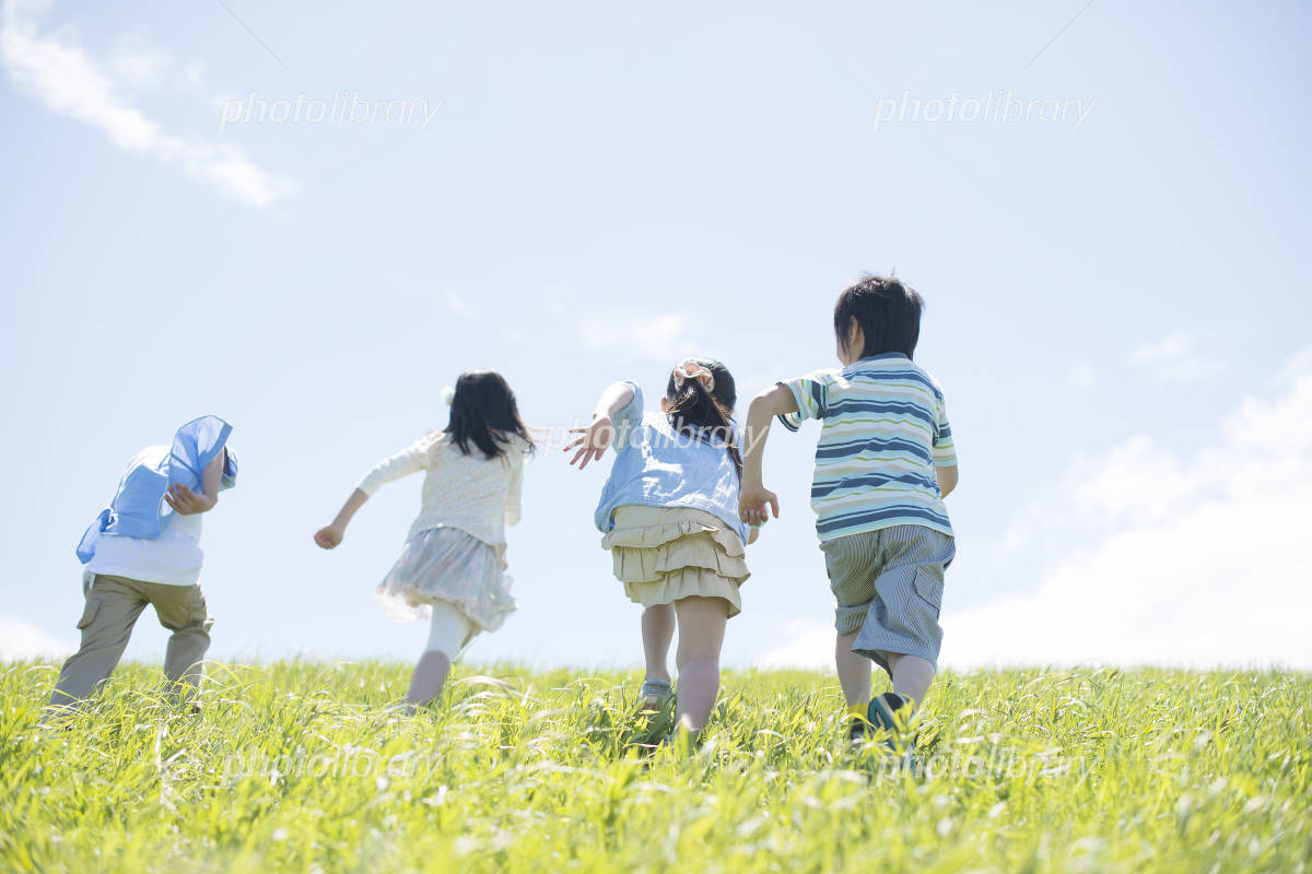 子供 友達 走る 後姿の写真素材 - PIXTA