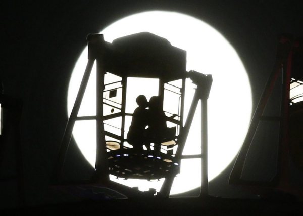 車の横でキスをするカップルの写真素材5691107- PIXTA