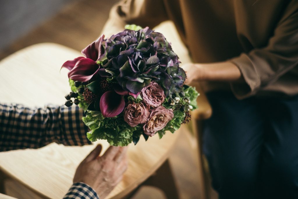 結婚式で両親に贈る贈呈品の相場は？ 記念品のおすすめランキング