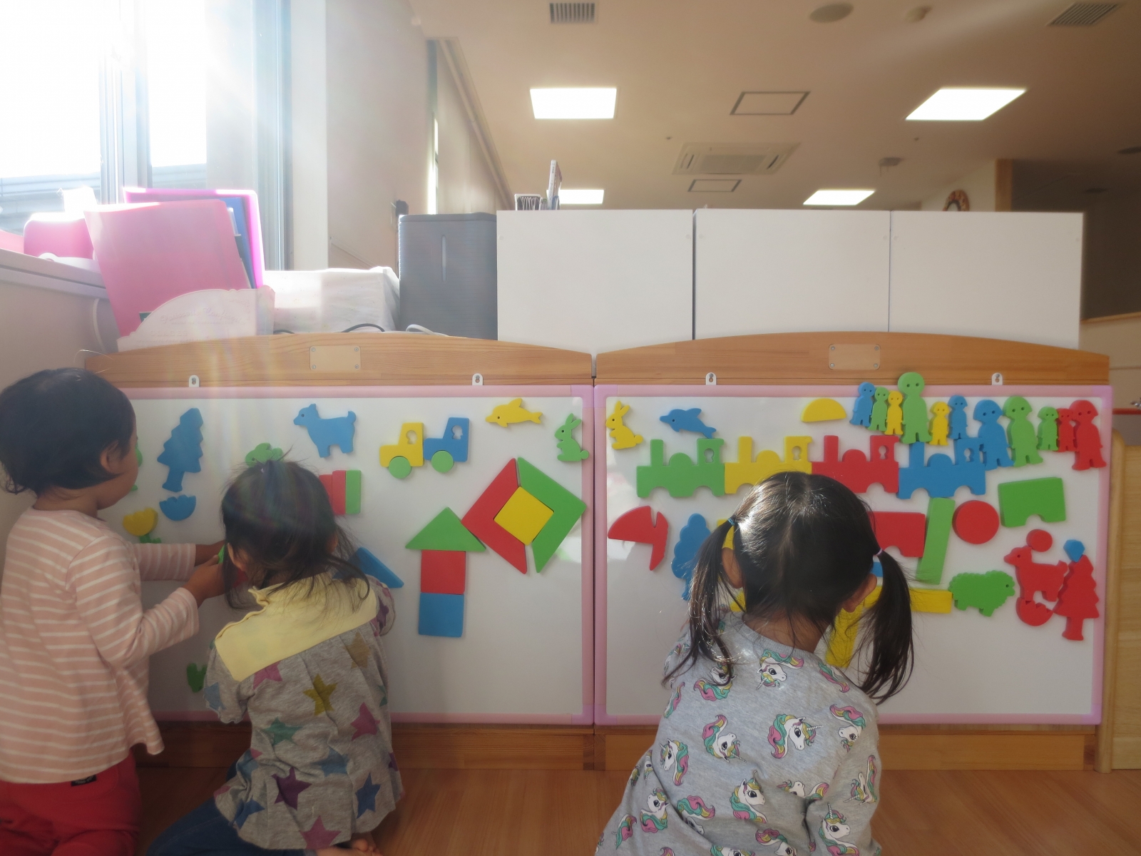 マンネリ室内遊びをひと工夫！手作り簡単マグネットで図形の知育遊び - ワーママのための子育て情報WEBマガジン karafuru からふる