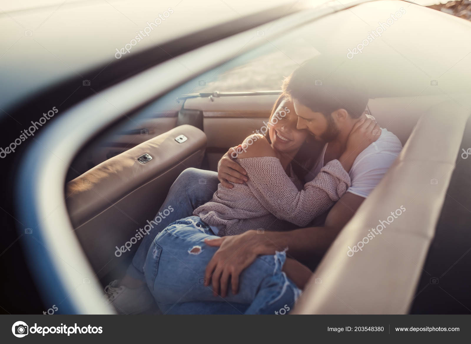 十代の夫婦が車でキスをする写真素材567868657Shutterstock