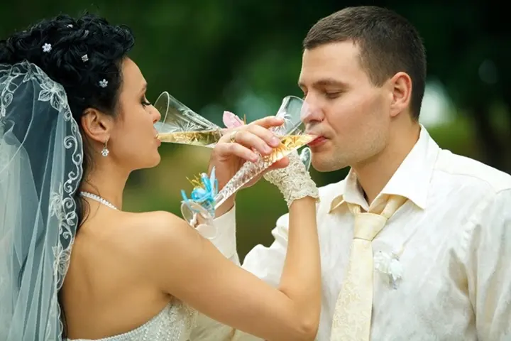 ゲスト参加型の挙式演出！ 『サプライズリングセレモニー』 １．リングが入る容器を人数分用意し、その中の2つだけ 本物の結婚指輪をセッティング２．ゲストに容器を配って、指輪の交換のタイミングで 開けてもらう ３．指輪が入っていた方から新郎新婦に指輪をお届け