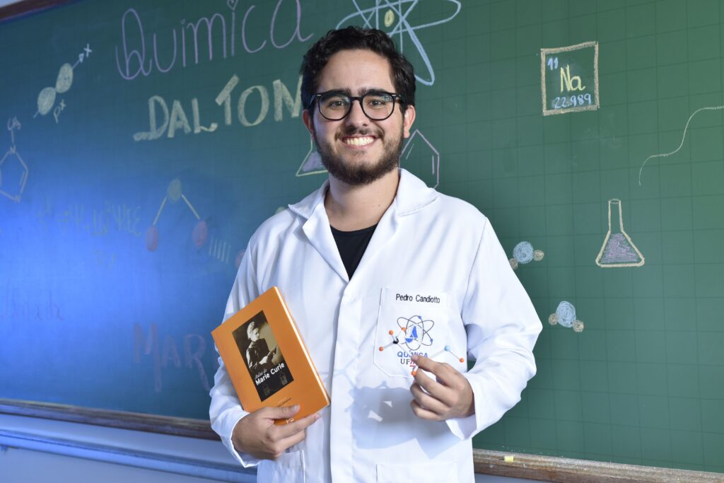 結婚式招待状セット無料テンプレートデザイン。イラストや画像付きも豊富 - Canva キャンバ