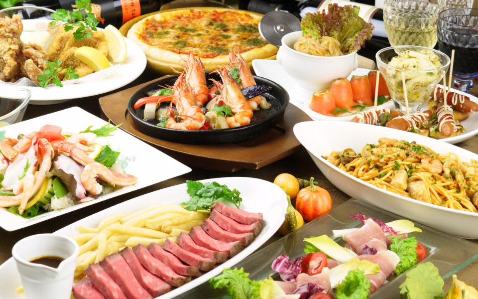 Foto 家でパーティーする女性たち 3人女子会, ランチ, コーヒー, 食事, 食事会, 楽しい, 仲良し, 相談, 友達, 食べる, 料理,パーティー, 主婦, おしゃべり, ママ友, ご飯, ホームパーティー, 仲間, カフェ, おもてなし, 女子旅, 遊ぶ, 笑顔, 遊び, 親友,女性, 話す