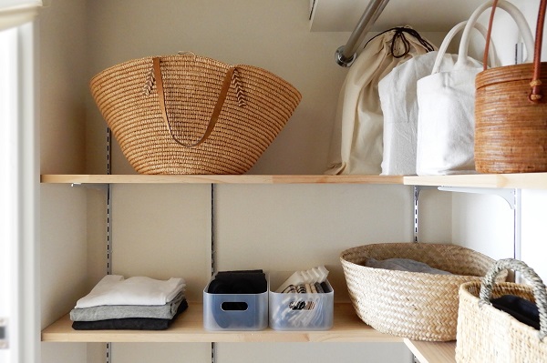 家族4人分の収納を叶える！オーダーメイドのファミリークローゼット温かみのあるナチュラルな木の仕上げと、ボタニカル柄クロスがアクセントとなった ファミリークローゼット。 左手にはランドリースペース、右手は脱衣室があるので、身支度に必要なものの収納に