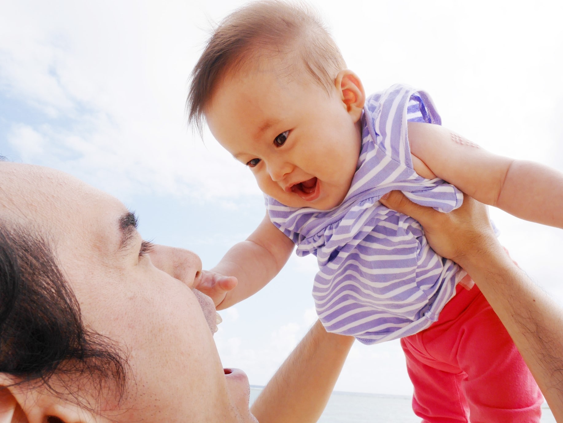 赤ちゃんの笑わせ方やコツを教えて！赤ちゃんを笑わせる方法15選ママリ