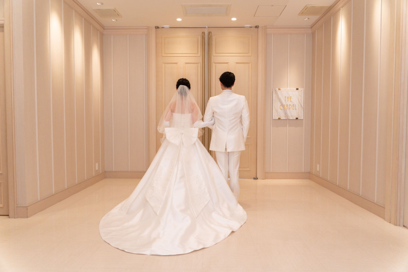 チャペルでのフォトウエディング！チャペルでおこなうメリットやおすすめポーズを紹介！東京の結婚式場・披露宴会場ホテル椿山荘東京 公式