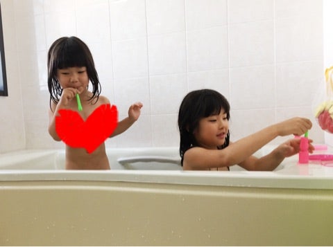 昨日のお風呂上がりいつき👦 毎日食欲旺盛でいっぱい食べるからお腹のお肉やば😂😂😂そして最近チンチンが気になるみたいで チンチンって言って不思議そうに触ってます🤣