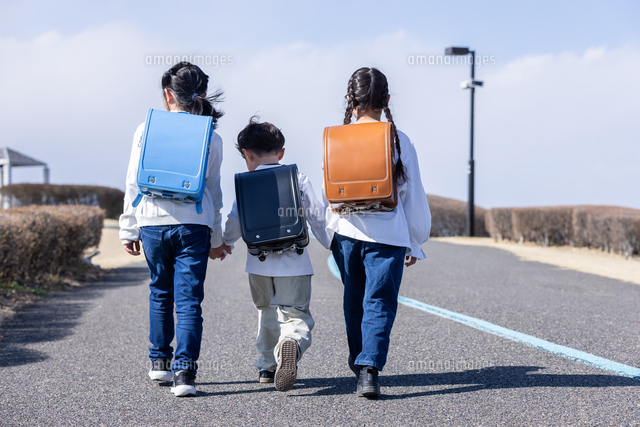 ランドセルを背負った小学生の後ろ姿の写真・画像素材-Snapmart スナップマート