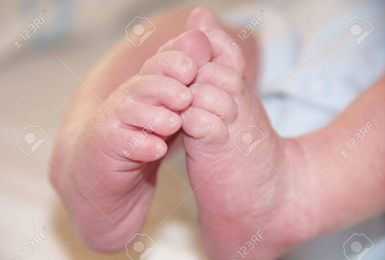 大人の指を握る赤ちゃんの手 Stock PhotoAdobe Stock