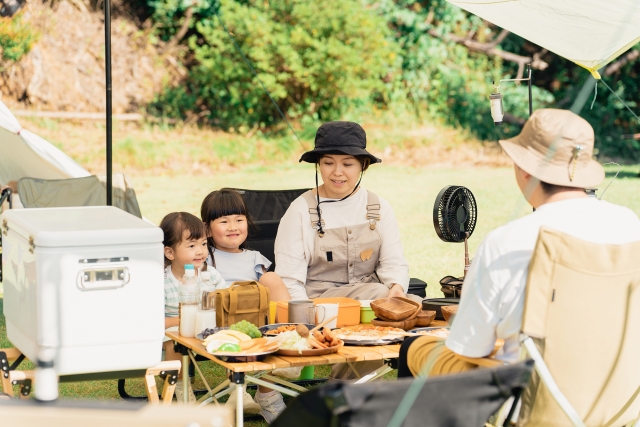 ファミリーキャンプ初心者必見！先輩キャンパーによるファミキャンの始め方・楽しみ方三越伊勢丹オンラインストア・通販 公式