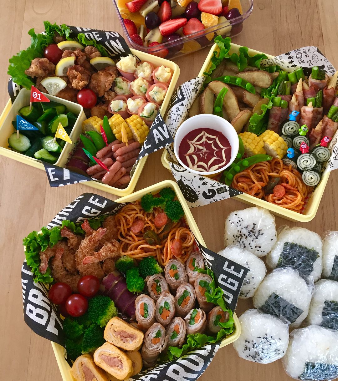 今回は @mi__cooking さんの素敵なご投稿をご紹介🚶✨ ＊ 親子遠足のお弁当👧🏻 menu 娘・ふりかけおにぎり ・卵焼き・ハンバーグ ・ハム ・ブロッコリー ・キウイみとの年少お弁当みとのお弁当 . 少し前に親子遠足へ👟 母娘参加珍しく3人分詰めたけど形や容量が