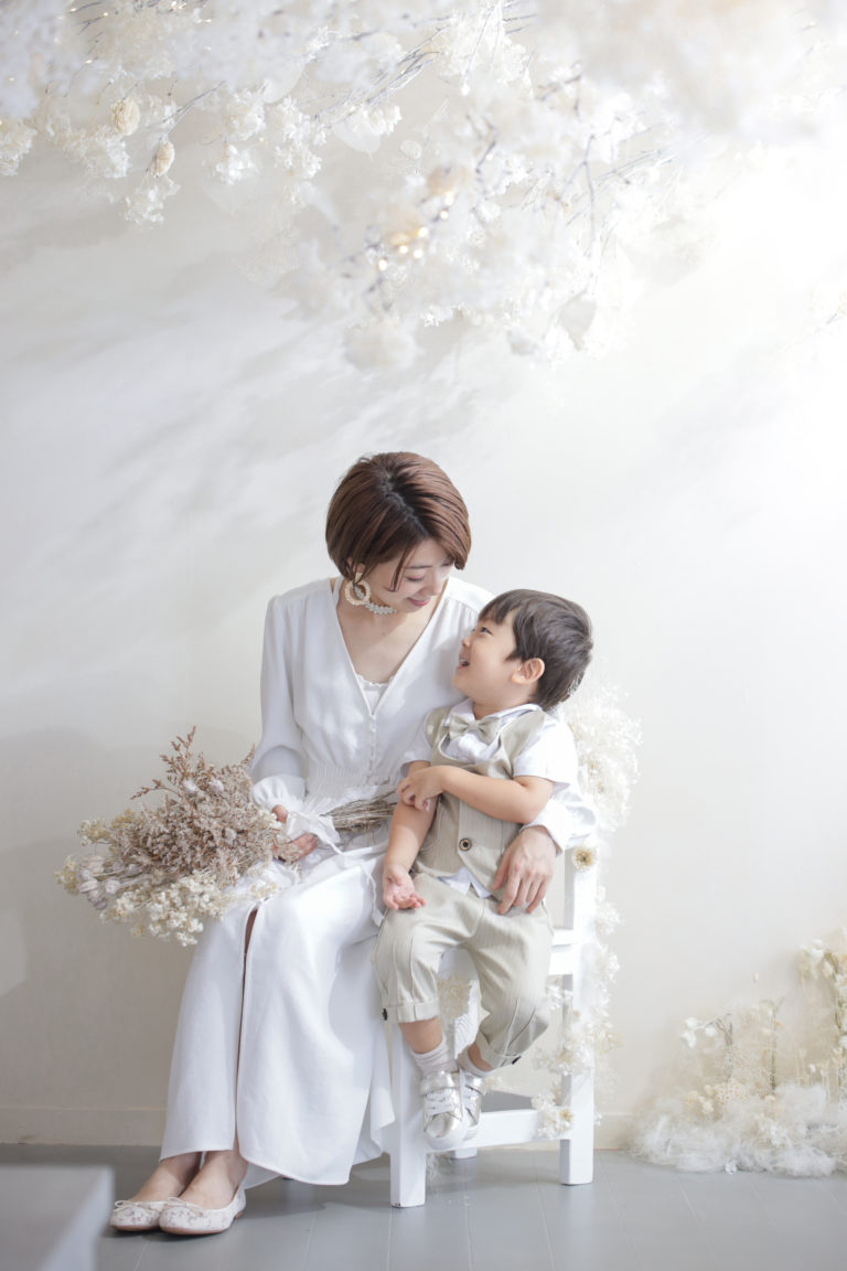 ファミリーフォトの衣装はどうする？服装選びのポイントやおしゃれに見えるリンクコーデを紹介前撮り写真＆結婚式のムービー撮影 PICNIKOピクニコ