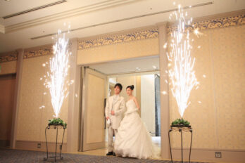 披露宴のお色直し入場は、シルエット演出が盛り上がる