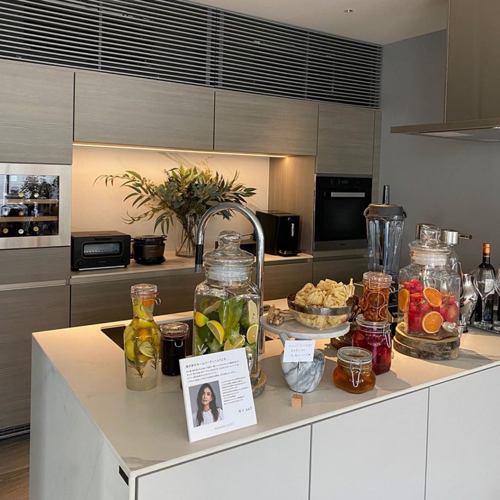 写真 滝沢眞規子、自宅写真に「これ家なのか 」「地下鉄 ？」と反響 母そっくりの次女を撮影 - エンタメ - ニュース クランクイン