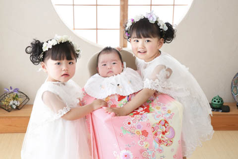 ☆大安・土日レンタル可☆ レンタルお宮参り 産着 祝い着 フルセットレンタル 往復送料無料 安心パック無料 お宮参り着物 掛け着 のしめ 初着着物 子供着物 男の子 男児 赤ちゃん ベビー よだれかけ 帽子 お祝い 黒地に鷹と矢羽根、亀甲紋 お宮参り産着・着物