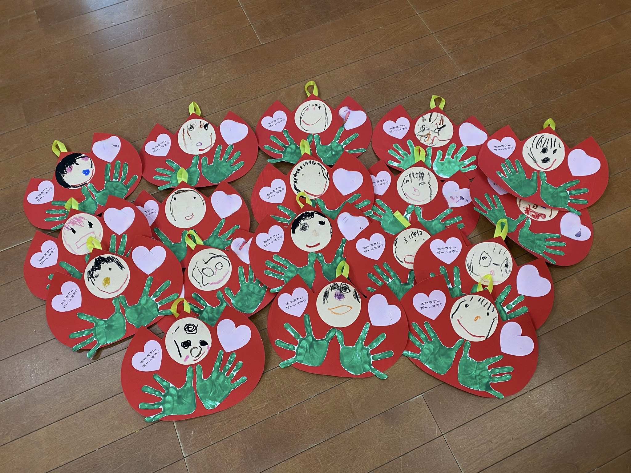 母の日製作🌹 年齢ごとに考えました！5月製作 製作活動 保育園製作 幼稚園製作 製作遊び 幼児製作 乳児製作 母の日 母の日製作 母の日 プレゼント 母の日制作 0歳児製作 1歳児製作 2歳児製作 3歳児製作 4歳児製作 5歳児製作 シール貼り 紐通し 絵の具 折り紙 花紙 毛糸