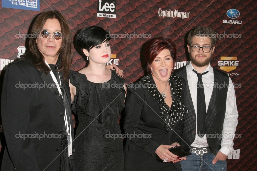 ケリー・オズボーンが婚約。父オジー・オズボーン最終公演の舞台裏で、感動のサプライズプロポーズを受ける