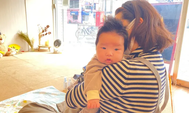 怖い？難しい？首座り前縦抱き５つのポイント 新生児→腰すわり後の変化も写真で紹介蓑島淳子の抱っこひも情報局！ はぐさぽ瀬戸 絵本とだっこで育児サポート
