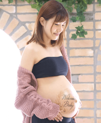 マタニティフォト完結編💛 毎月撮ってきたセルフフォト🌼 8月編🏝 投稿するの遅くなって9月になっちゃったけど 笑ラストは赤ちゃんを抱っこして👶🍼 2枚目は7月編の写真です🤳 対比がすごい⭐️笑 マタ垢からずっとフォローしてきてくれた方は、このアングルでずっと