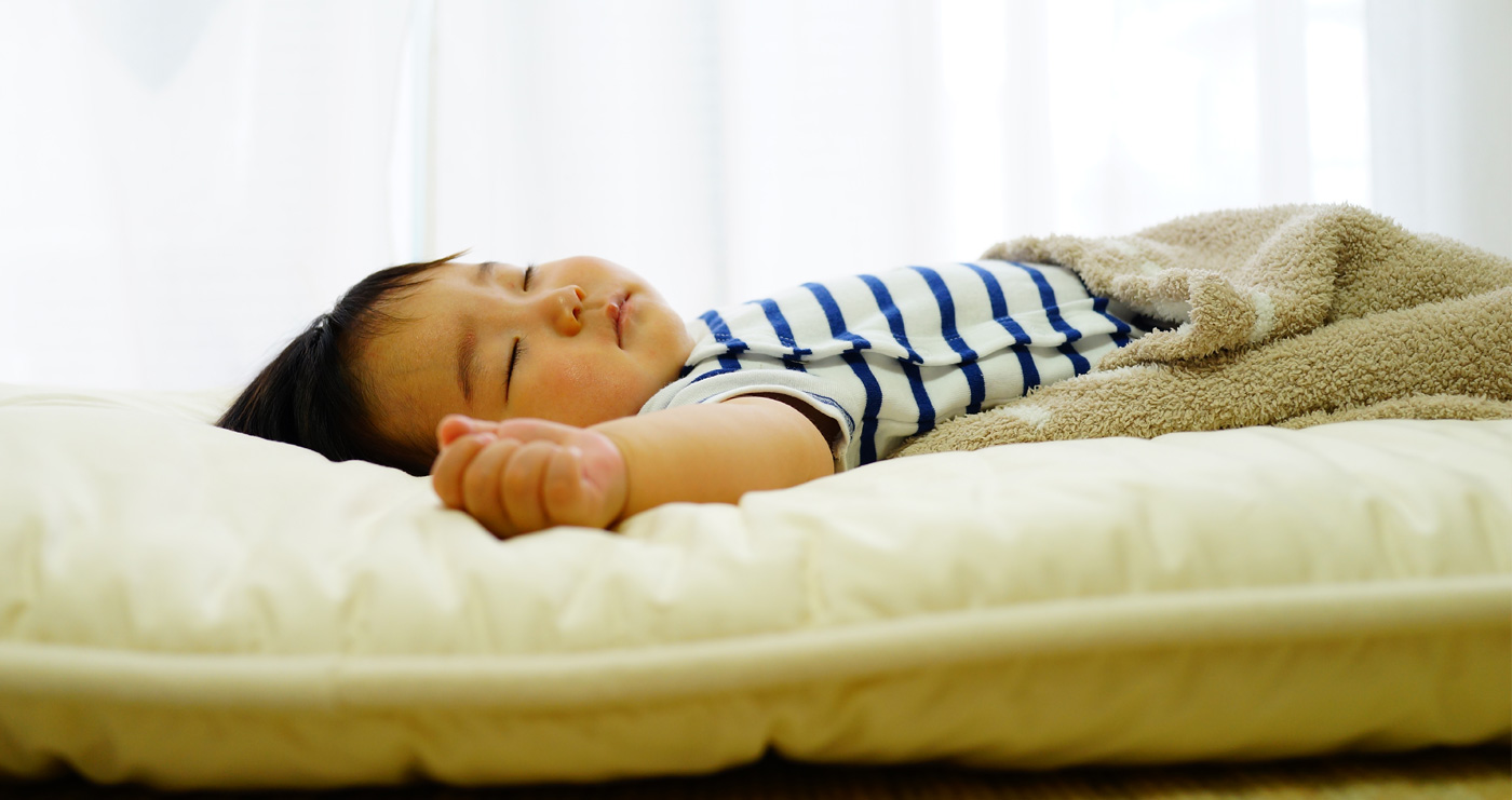 なぜそこに⁉︎布団に寝ているはずの次女がいない‼︎焦って寝ている夫を叩き起こしたお話 次女1歳7ヶ月の時- はるなつ子育て絵日記