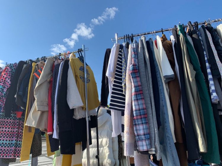 フリマでの服の売り方解説！売るコツは？おすすめはこれ