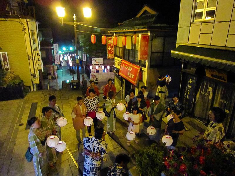 伊香保温泉 夜の石段街 浴衣姿の宿泊客の写真素材 [80616008]