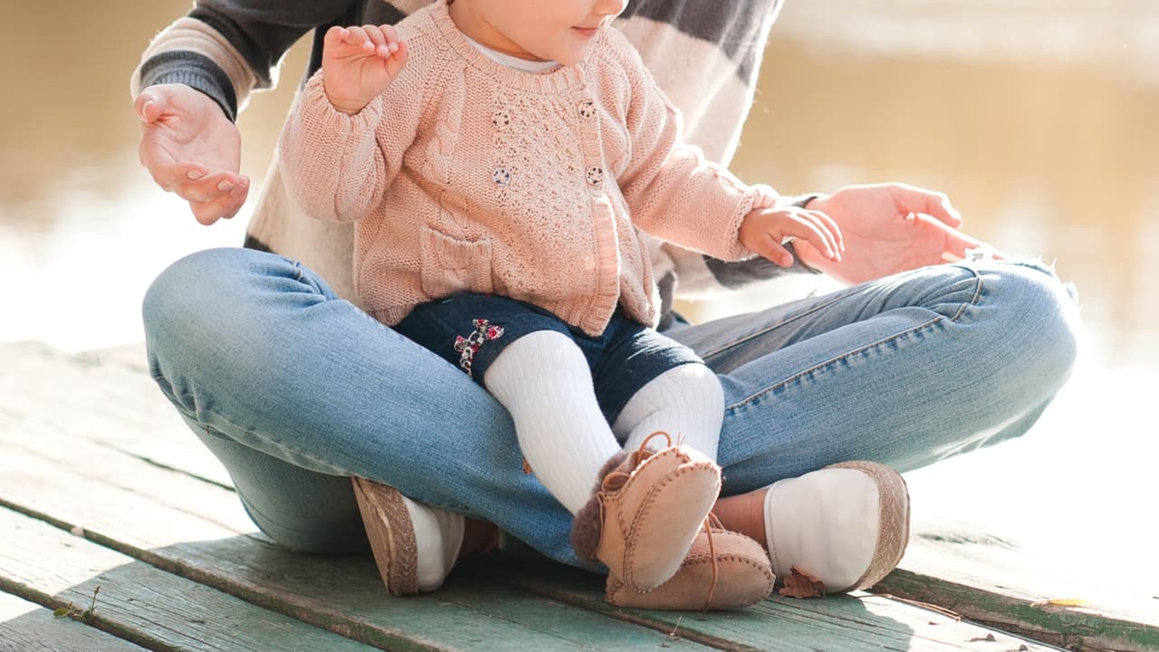 調査 ママが育児中の靴に重視することNo.1「脱ぎ履きのしやすさ」を反映したきれいめ「フラットシューズ」が妊娠・育児アプリ「ninaru」シリーズと「フェリシモMama」のコラボで誕生株式会社フェリシモのプレスリリース