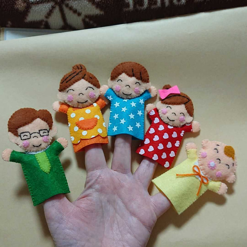 おはなしゆびさんの指人形🧸, お父さんお母さん、とたくさんの家族が登場します！,おはなしゆびさん 指人形 パパ ママ 家族 012歳児保育企業主導型保育所こまつばら