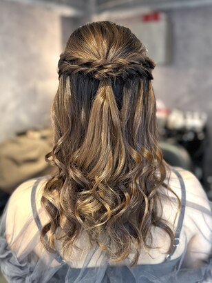 結婚式お呼ばれダウンスタイル14選 下ろす巻き髪もOK？抑えたいマナーも解説