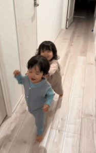 お顔そっくりだった“男女の双子”赤ちゃん→2年後「待って！？」「可愛い笑笑笑」驚きの現在が100万再生 1 3育児 ねとらぼ