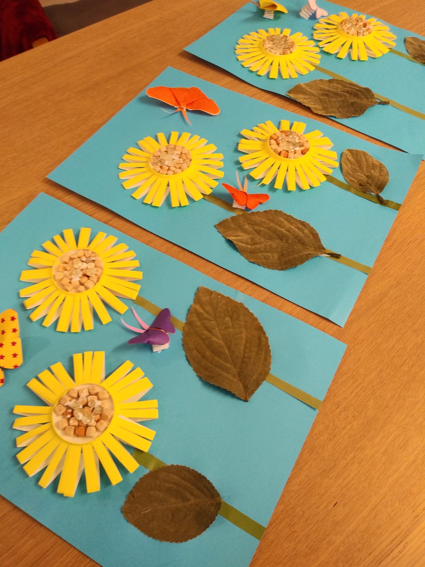 ✴️夏休みの思い出🌻✴️ 手形アートで「ひまわり」を 作りました🤗💕 手形アートのアカウントは 別に作りました✨@petapeta_nijiiroよろしくお願いします😊petapetaartアドバイザーpetapetaart知的障害を伴う自閉症児自閉スペクトラム症支援級一年生6