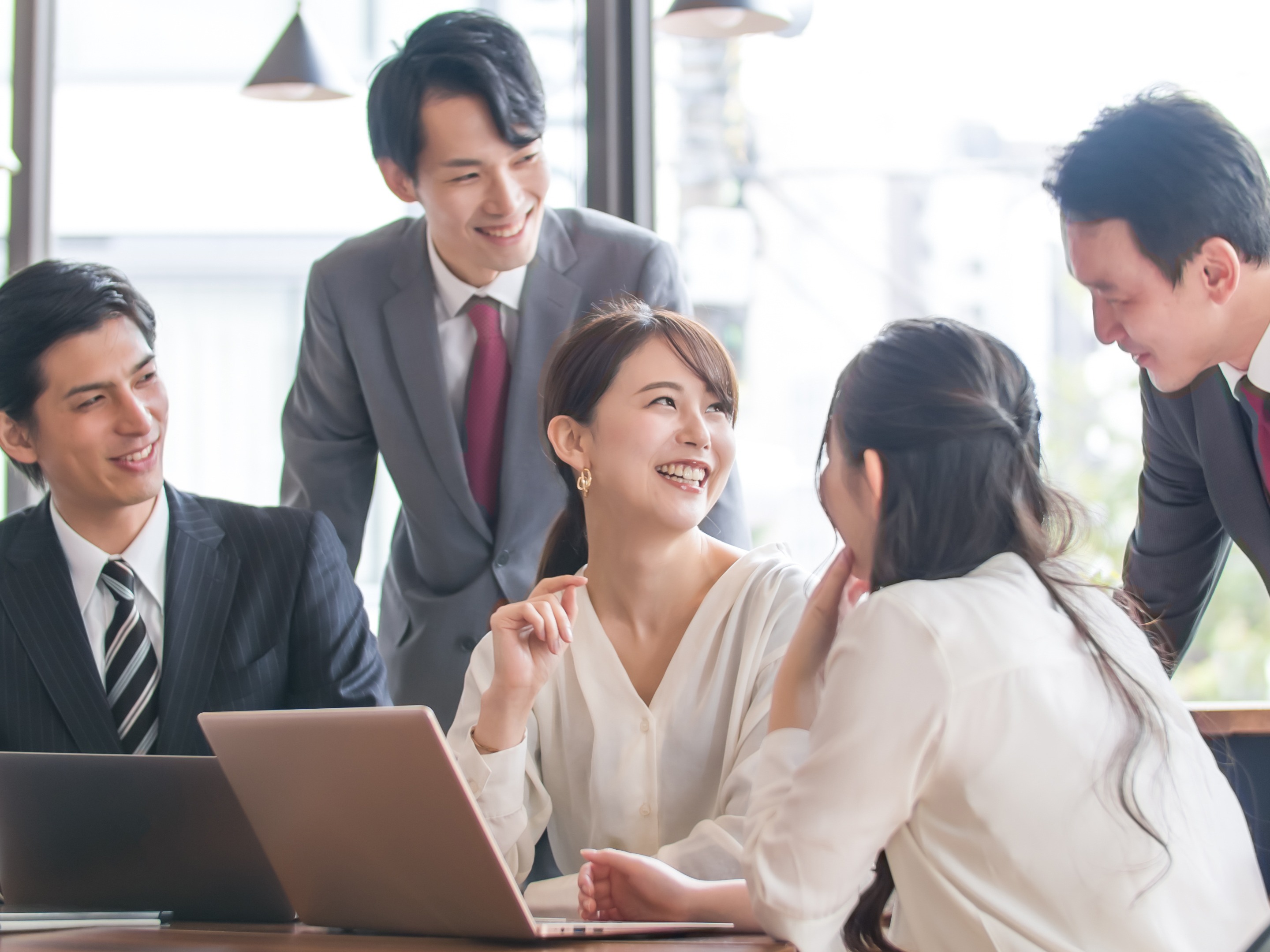 職場の「仲良しごっこ」にうんざり。おしゃべりばかりで迷惑！なれ合いになっている職場の人間関係対処法人材派遣会社は スタッフサービス