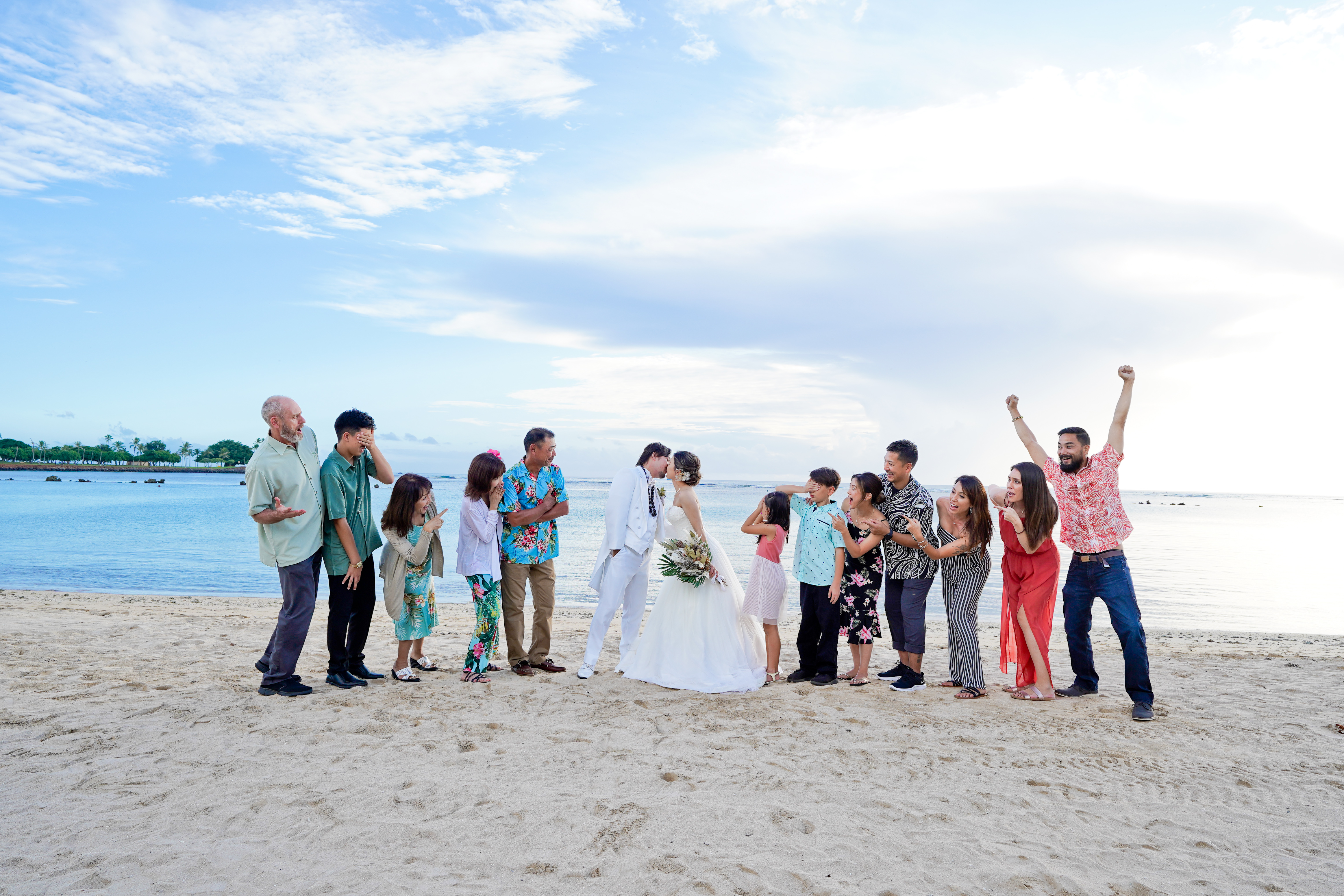 家族や親族10人ほどを招待するハワイ結婚式の費用相場や負担方法、楽しみ方や過ごし方の挙式・結婚式なら ワタベウェディング