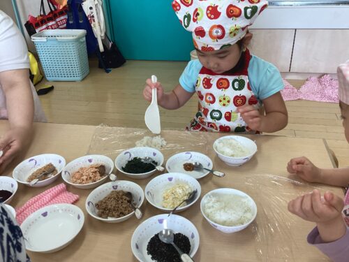 黒板作りと木の端材で遊ぶ、ワークショップ-はやみや保育園みずほ愛育会