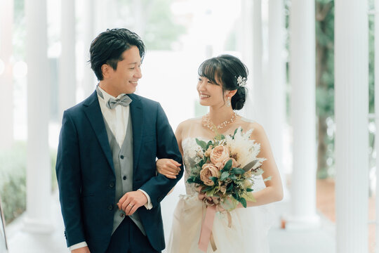 結婚式の指輪交換を終えて花嫁の手をもつ優しい新郎の手元の無料の写真素材 - ID.85508フリー素材 ぱくたそ